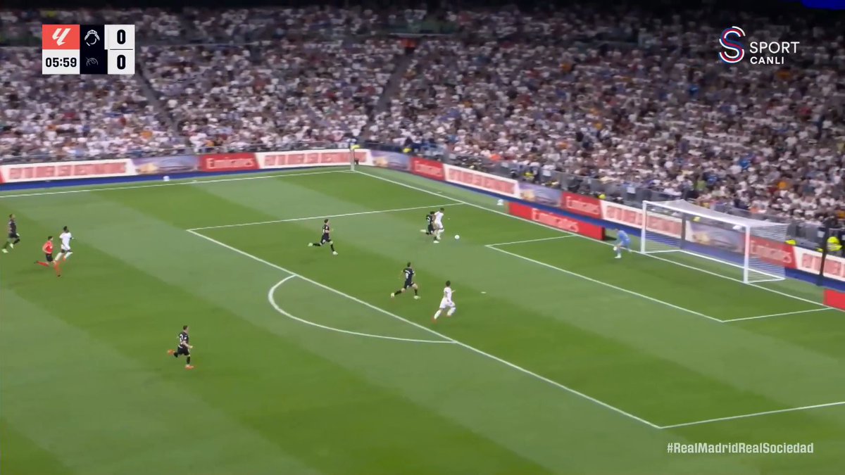 Kylian Mbappe, kale önünde boştaki Arda Güler'e topu vermiyor.