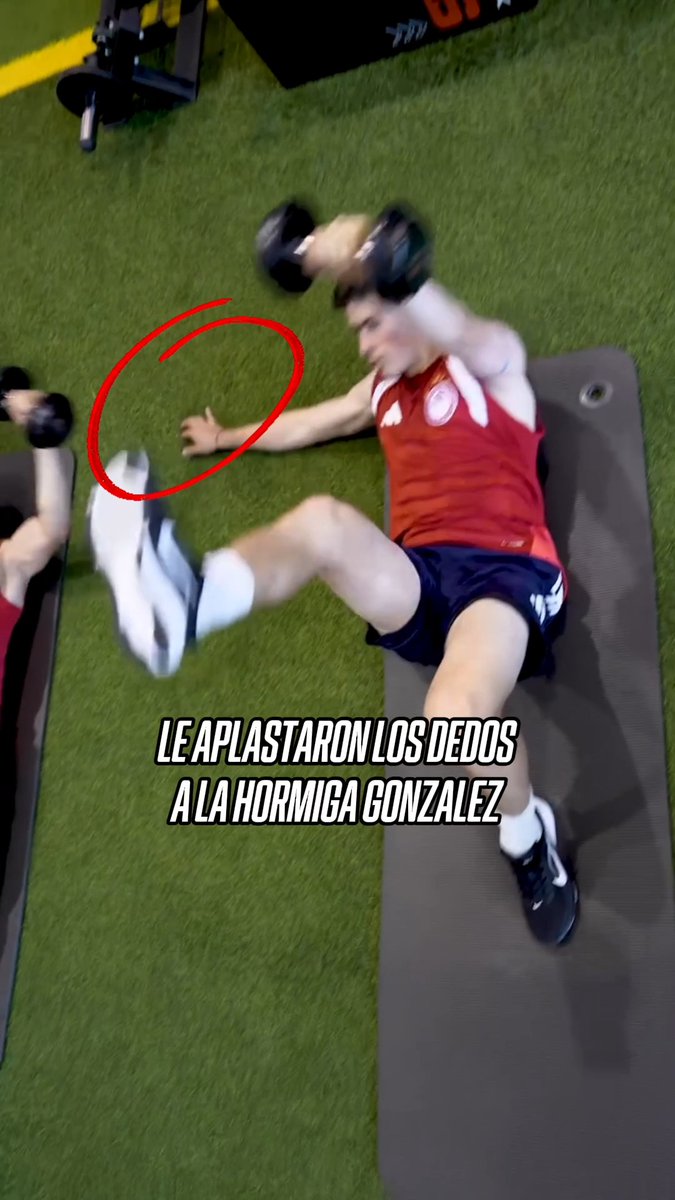 ¡CON LA HORMIGA, NO! 🥺 Apenas va llegando al Olympiacos y ya me lo andan lesionando 😅 🎥 Vía: olympiacosfc