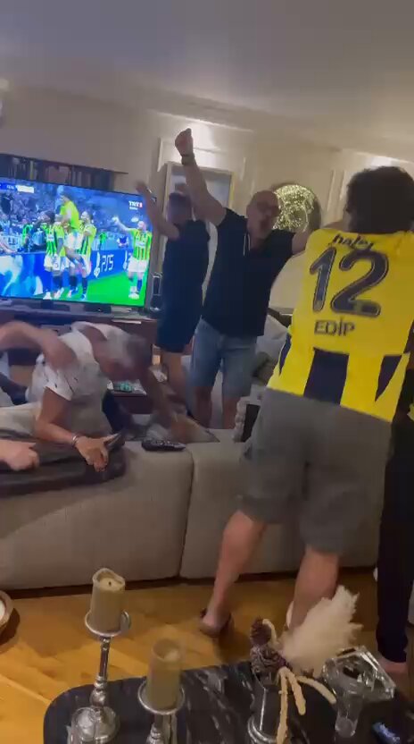 Brown'ın golü sonrası taraftarlarımızın sevinci. 😅