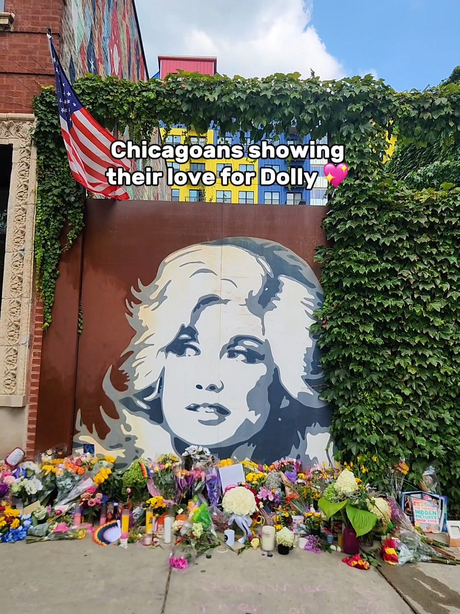 The Dolly Parton mural in Edgewater has become a place for Chicagoans to showcase an outpouring of love for the beloved late country star. 💖 📍 5517 N Broadway, Chicago #NeverOutdoneChi