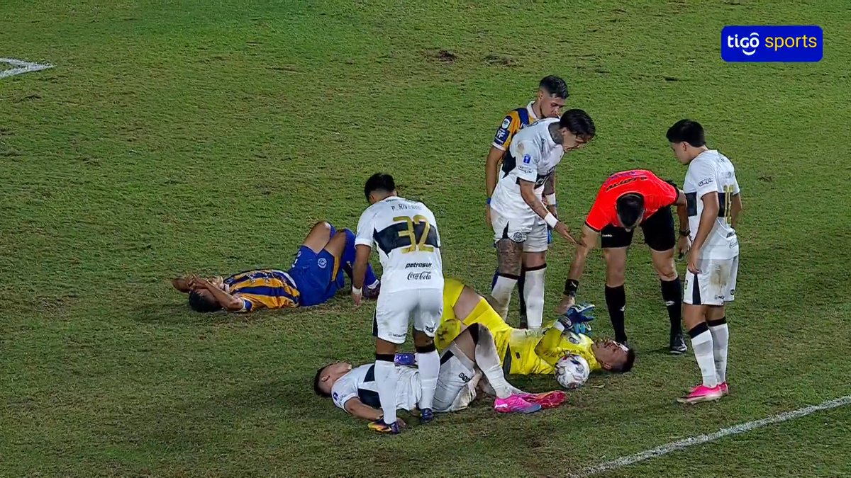🧤¡CAMBIO DE ARQUERO! Gastón Olveira ingresa por Sebastián Lentinelly, que salió lesionado tras una dura falta con Matías Alfonso. 📺Tigo Sports ▶️Viví la #CopaParaguayAPF en