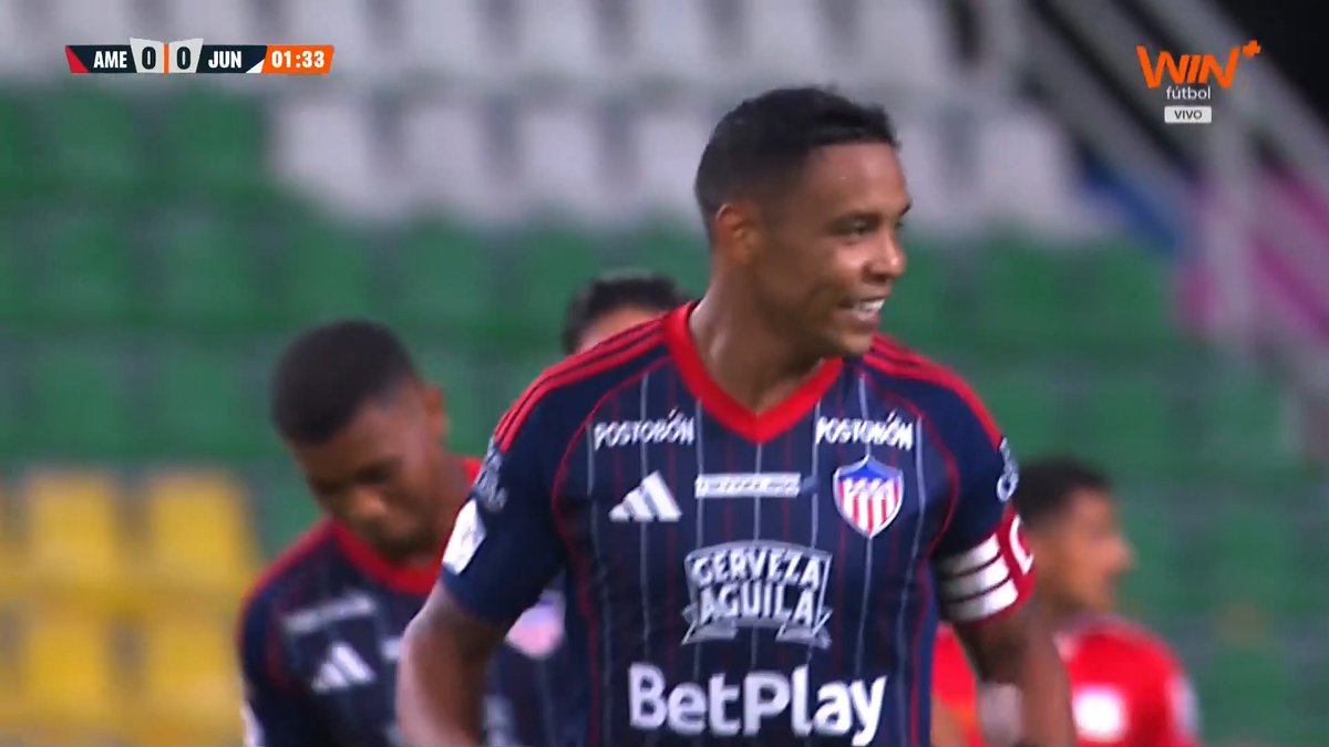 🤯⚽ ¡QUÉ LOCURA, LUIS FERNANDO MURIEL! El delantero de Junior la clavó en el ángulo con un espectacular tiro libre y abrió el marcador ante América de Cali. 🎯🔥 📺Disfruta de #LALIGAxWIN en nuestra señal de Win+Fútbol y