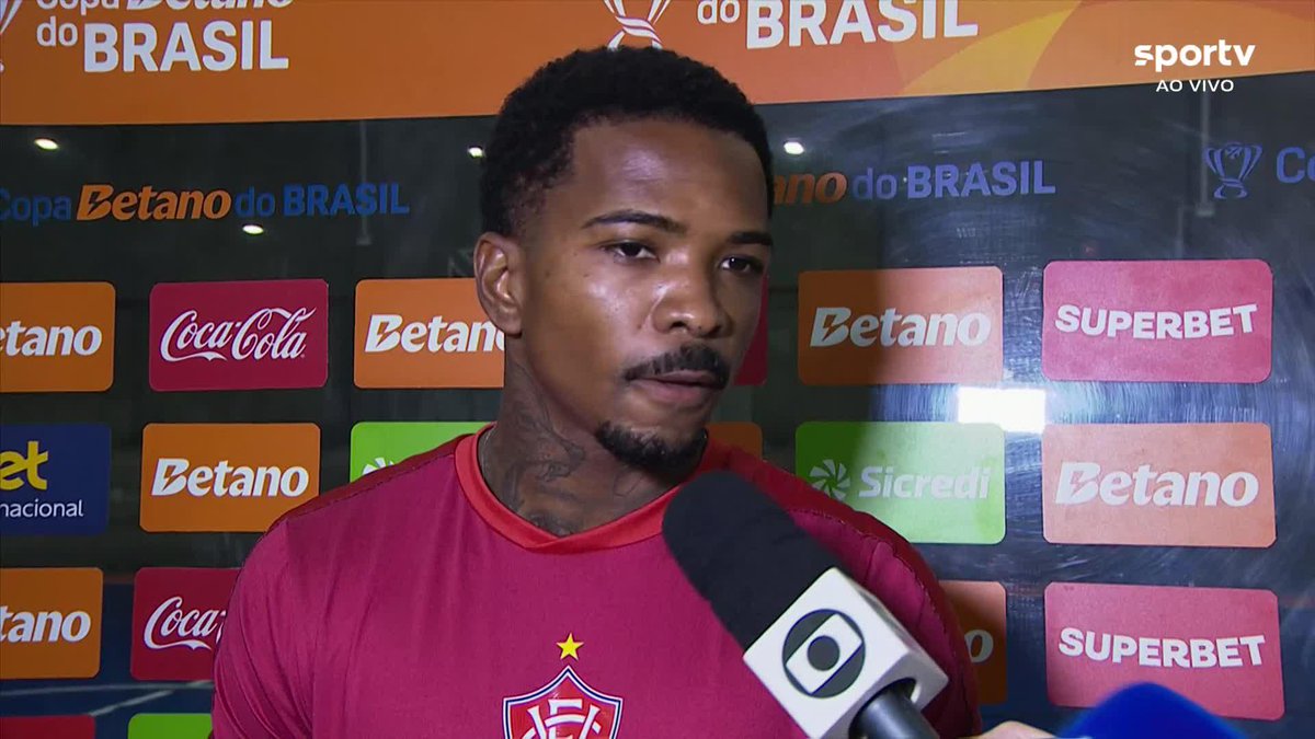 Cacá, do Vitória, sobre ir a julgamento no STJD por tentar rasgar uma camisa do Bahia no Ba-Vi: "Creio que a Justiça vai entender meu lado, que foi consequência do que o jogador adversário (Jean Lucas) fez. Tenho total tranquilidade e sei que a Justiça vai entender." 🎥 sportv | ge