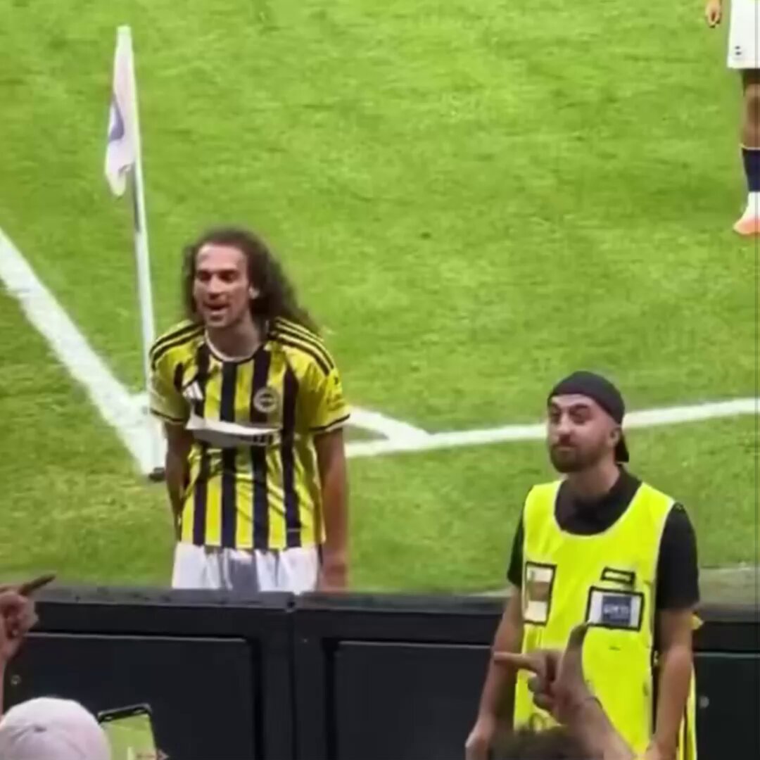 Matteo Guendouzi, Lyon taraftarlarına takımlarını gösteriyor.. 👀
