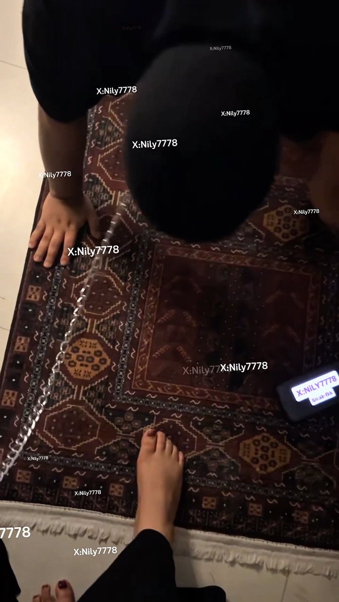 تجيني ياحْصي على اربع وجهك بالارض وطيرْك فوق والطوق على رقبتك اجرك لين رجولي تبوسها وتترجاني احلب شحمتك الصغيره ياخيخه🤣🤏🏻.