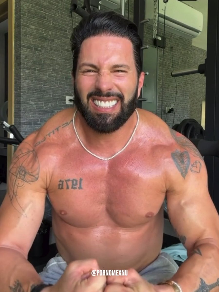 Un cuerpo sin nalgas no es cuerpo, el dicho de poncho de Nigris, es un puto cabrón, vanidoso, se idolatra el mismo, pero tiene mucho sentido, está bien mamadote, esas nalgotas, bíceps, macho pecho peludo, morboso y cincuenton 🔥😵💫 #porno #morbo #gay #morboso #ponchodenigris #fetiche