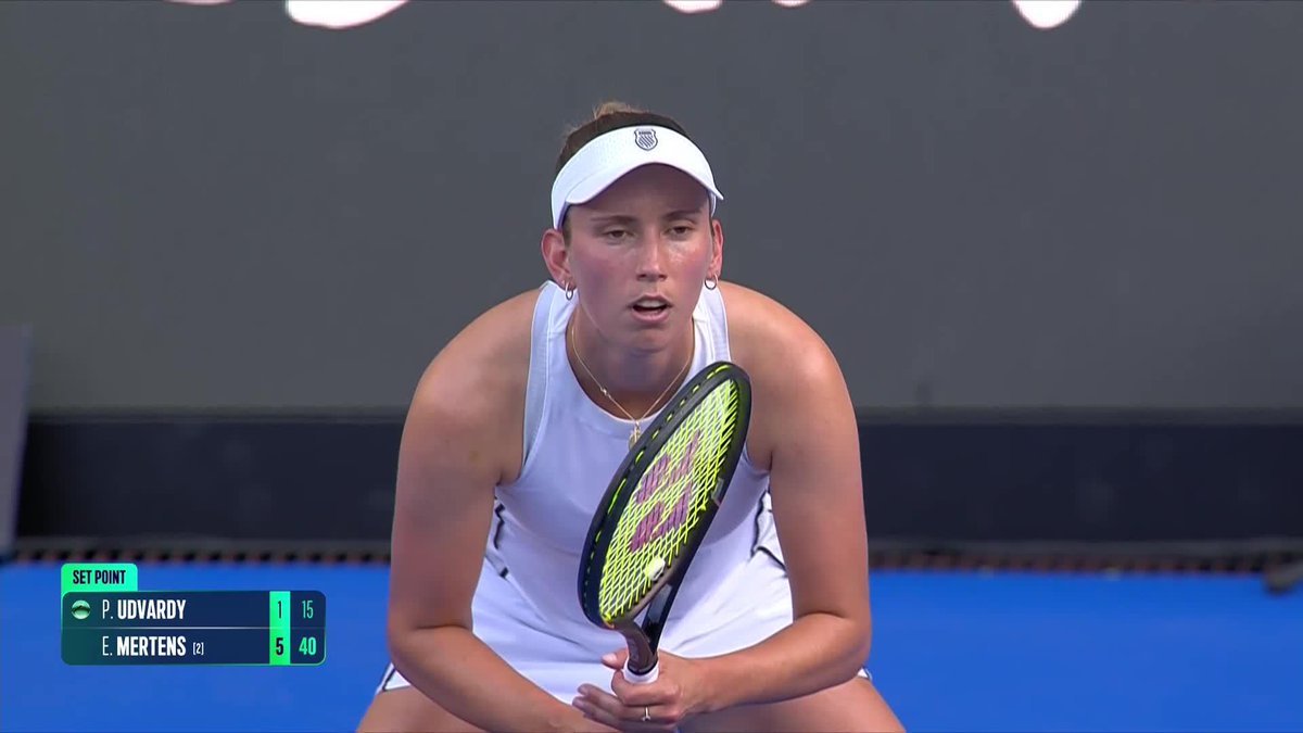 A speedy start! 💨 Elise Mertens takes the first set over Udvardy. #AbiertoGNPSeguros