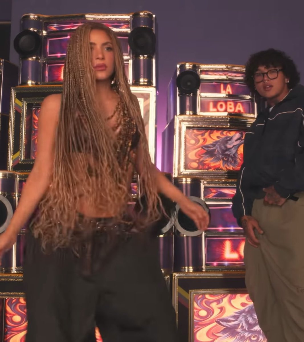 Shakira le puso mucho amor y energía a Algo Tú. Y siempre amaré esta canción y video.