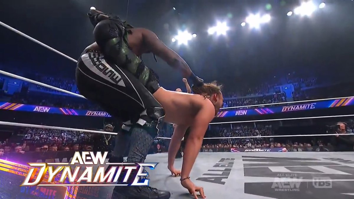 .@SwerveConfident pulls on the hair of @Boy_Myth_Legend to help him land Big Pressure for the win! Watch #AEWDynamite on TBS & HBO Max