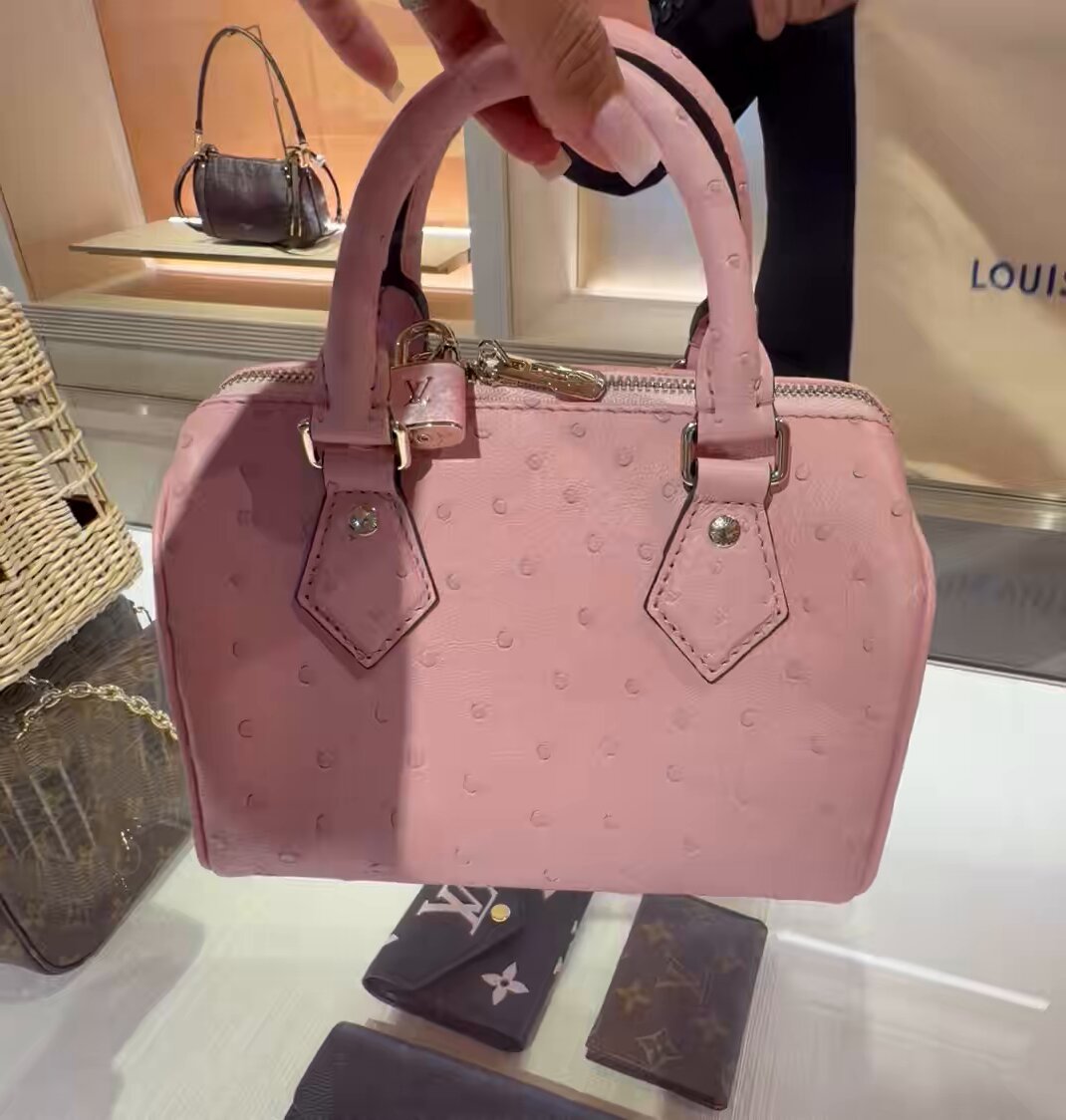 the second the SA saw Me, he brought out this little $10,000 baby pink ostrich temptation &amp; i IMMEDIATELY thought of Matty… 🤭💕