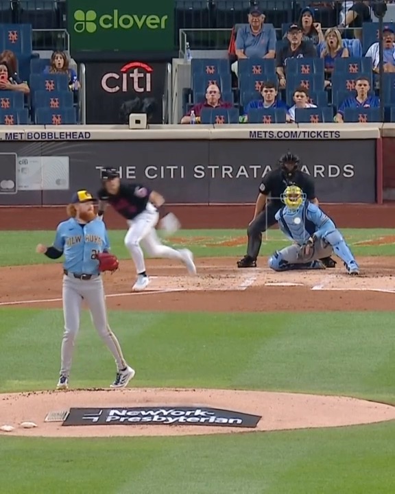 Dustin May, abridor de los Brewers, tuvo que abandonar el terreno después de su primer lanzamiento tras recibir un pelotazo en la espalda 🫣. De acuerdo al reporte de Adam McCalvy, los rayos-x fueron negativos, pero May sufrió una contusión en la escápula derecha.
