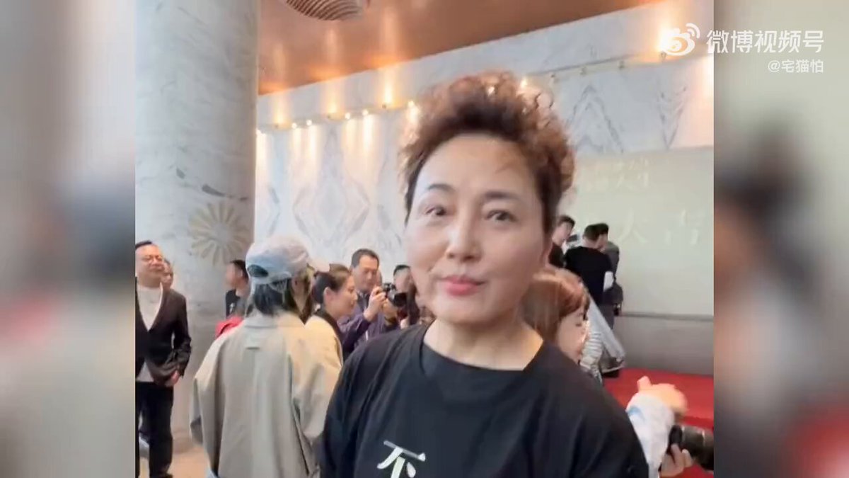 #今日瓜田 “男人婆”离婚了！ 04年结婚的，据说分居多年 是等到孩子上了大学以后才正式办理离婚手续的！ 我不懂哈 是不是这些名人孩子进的私立学校或者名校 都对学生家长的婚姻状态有要求？ 经常看到很多家长哪怕闹得再厉害 也要熬到孩子进大学或者大学毕业以后才离婚 理由都是 “怕耽误孩子” 我就不懂怎么耽误了？？？ 两个人在家天天吵就不耽误吗？！ 两个人在家相敬如冰就不影响孩子吗？