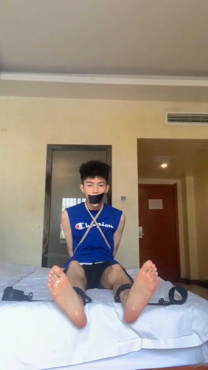 古早珍藏李良鹏系列 2 #tk #调教 #捆绑 解锁关卡：出租屋蓝衣时代 欢迎关注，持续更新～