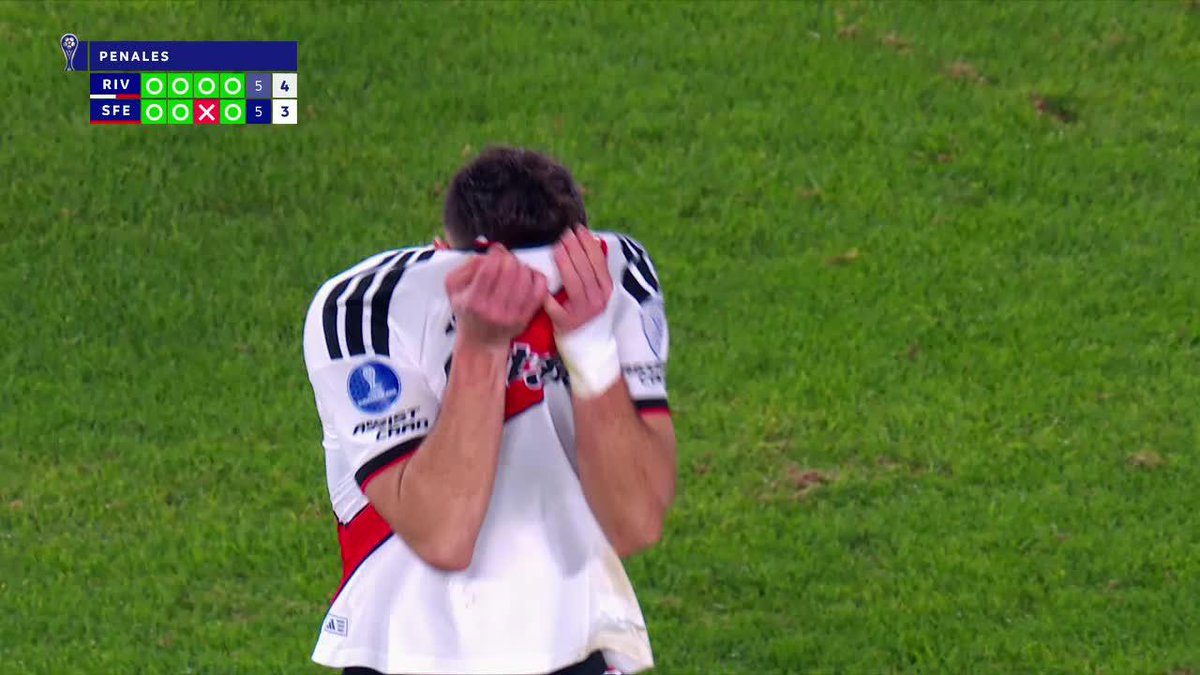 Borré tuvo el penal para darle la clsaificación a River pero... ¡LE DIO AL PALO! 📺 #DisneyPlus Plan Premium