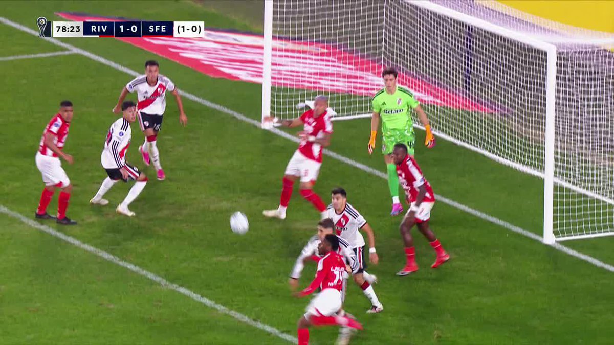De esta mano de Martínez Quarta llegó el penal que Fagúndez cambió por gol en el 1-1 entre River y Santa Fe. 📺 #DisneyPlus Plan Premium