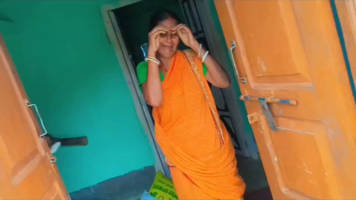 झारखंड के जामताड़ा में अफ़रोज़ आलम रोज़ाना हिंदू देवी-देवताओं और हिंदुओं को अपशब्द कहता था। जब आदिवासी हिंदू भूदेव महतो ने इसका विरोध किया, तो तल*"वारों" और बं"दूकों" से लैस हज़ारों iस्लामी चरमपंथियों ने उनके घर पर हमला कर दिया। उन्होंने उनके परिवार की पि*"टाई" की, ₹50,000 लूट लिए, घर में तोड़-फोड़ की और उन्हें जान से मा*"रने" की धमकी दी।