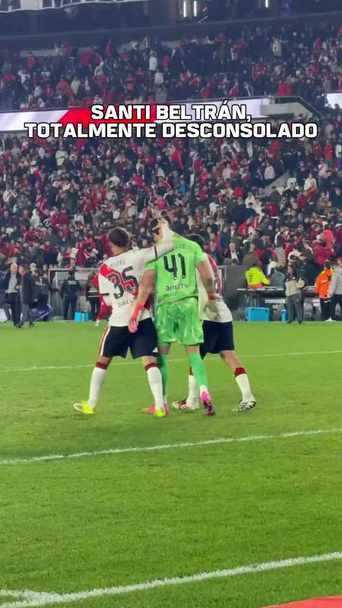 ¡SANTI BELTRÁN, TOTALMENTE DESCONSOLADO! El arquero de River falló su penal, no pudo con el último y River quedó eliminado. A pesar de eso, se fue ovacionado por los hinchas.