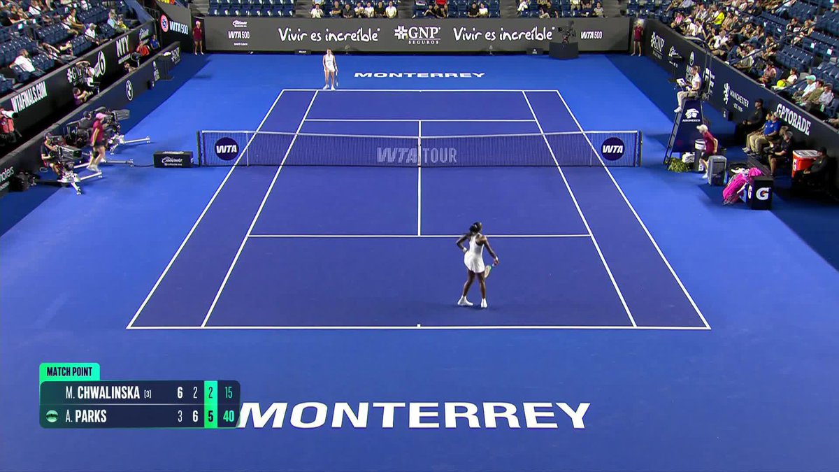 Always up for a challenge! 🤩 Alycia.parks defeats Chwalinska in a thrilling moonlight battle in Monterrey. #AbiertoGNPSeguros
