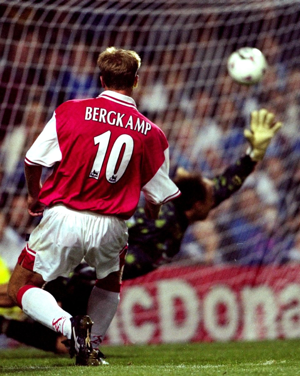 🇳🇱😍 29 years ago today, Dennis Bergkamp scored this hat-trick for Arsenal! ✅ The third goal was truly WORLD CLASS. 🤌✨