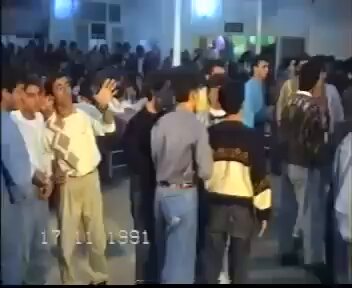 1991 yılında bir grup genç dans ediyor;