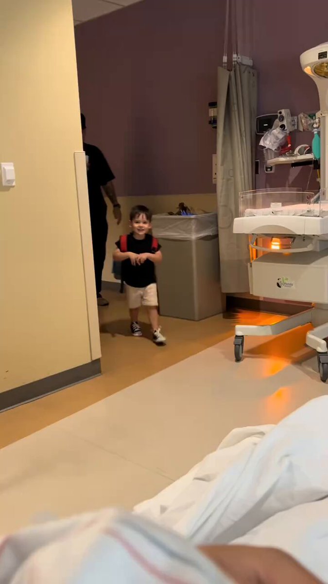He saw his little sister for the first time and his reaction is priceless 😍