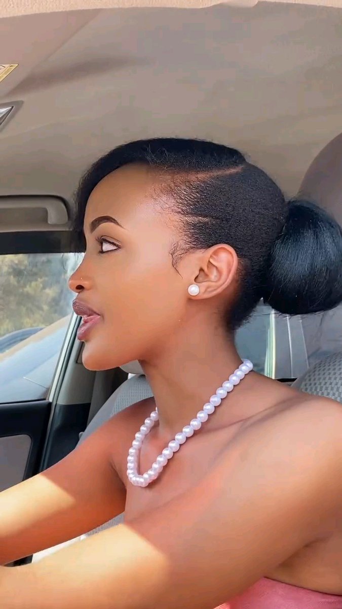 Ariko ko muvuga ngo nta mwiza wabuze inenge, ubu uyu Mukobwa afite iyihe nenge ? 🤔🤌😄 Hari ukuntu imana ikurema ikwiyageyeho kabisa 🙌😄
