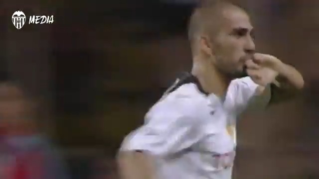 🔙 Tal día como hoy en 2004 el Valencia CF se proclamó campeón de la Supercopa de Europa 🏆 #ADNVCF 🦇
