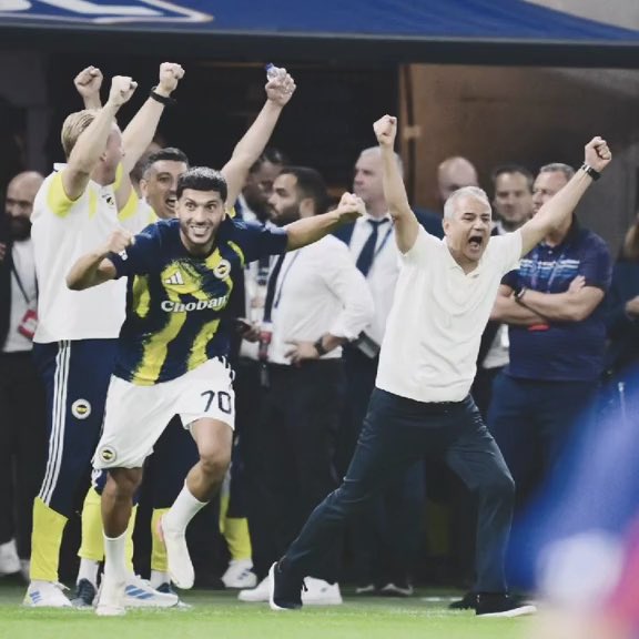 Arkada kuyt’ın kollarını kaldırışı, önde oğuz ve ismail hocanın sevinci… her açıdan muazzam bir an