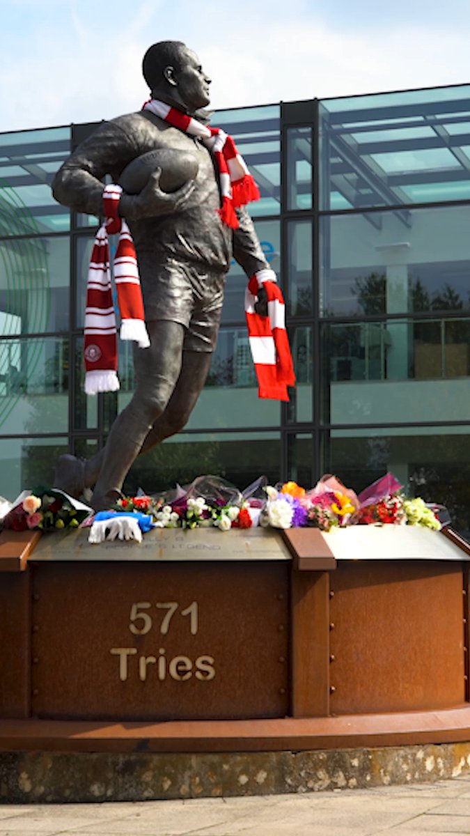 ๐งฃ๐ Tributes to Sir Billy Boston at his statue in Believe Square. A reminder that supporters can also still sign the Book of Condolence today 9.30am-5pm (SOL Suite) and from 5.30pm onwards in the Fan Village. Tributes can also be laid at the South East Corner of the Stadium under the Sir Billy Boston East Stand. #WWRL