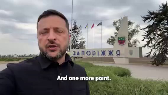 ⁉️На відеозверненні Зеленського біля стели у Запоріжжі помітили фрагменти неякісного монтажу — раптово з'являється автівка⤵️