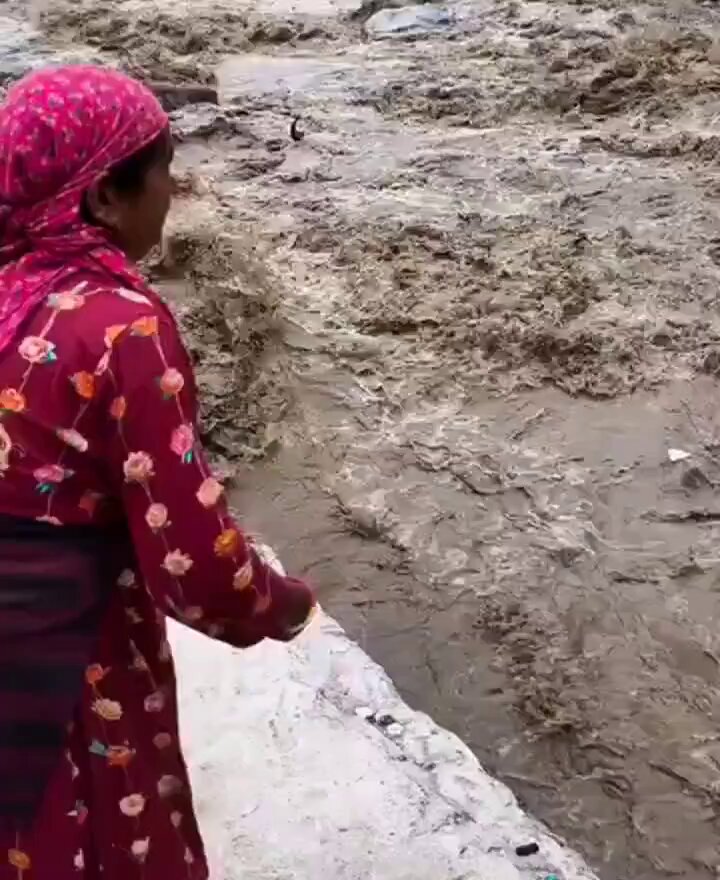 For half of India, people from HP and UK are apparently the same as Nepal. Can’t even differentiate and now posting an old video just for views. What a shame!This video is actually from Kullu, Himachal where a lady is offering prayers to the Beas River.