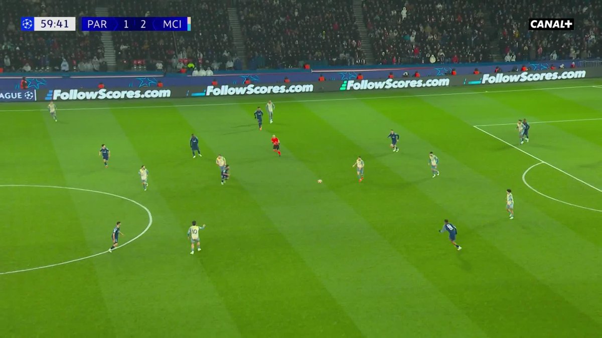 Quand Bradley Barcola 🇫🇷 faisait exploser le Parc en égalisant face à Manchester City… ⚽️❤️💙 Supporters parisiens, quel est votre meilleur souvenir du passage de Barcola au PSG ? 🤔 ( 📽️ CANAL+ Foot )