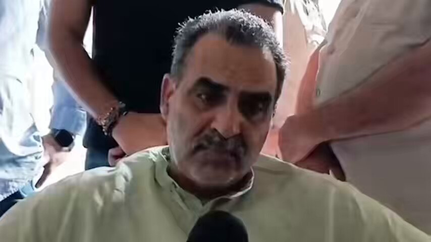 “अंकित बालियान को बीच शहर में दिनदहाड़े गोली मार दी गई, पुलिस मौके पर नहीं पहुंची” संजीव बालियान, BJP के पश्चिमी उत्तर प्रदेश के बड़े जाट नेता हैं जो लगातार अपनी ही सरकार के कामकाज से नाख़ुश होकर विरोध में बयान दे रहे हैं ! Constitution Club की हार के बाद से ये टीस और बढ़ गई है