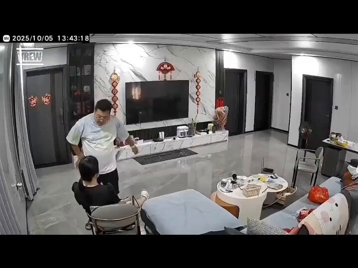 중국 가정폭력 영상 충격이네요... 아니 아이는 왜!!! 이 영상 내용 아시는 트친님들 계신가요? 너무 화가 나요 정말...🤬