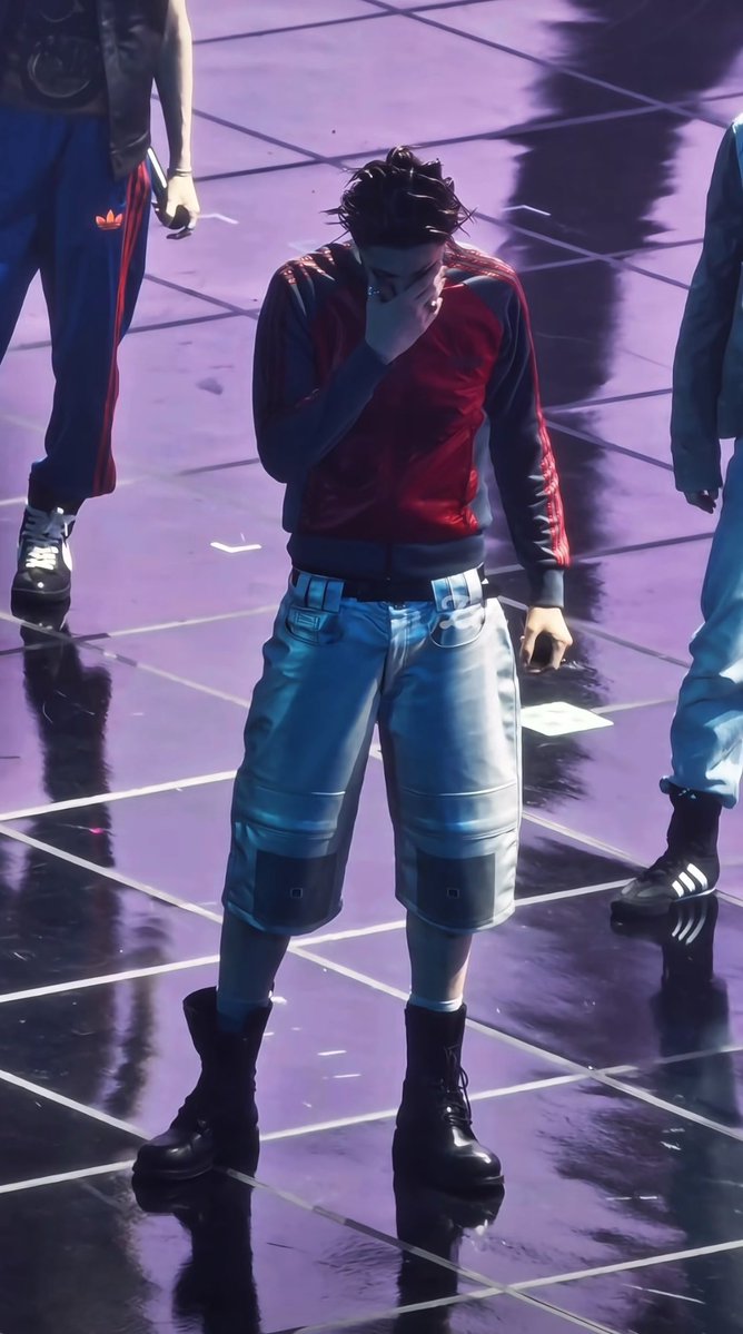 his insane body proportions #MARTIN #마틴