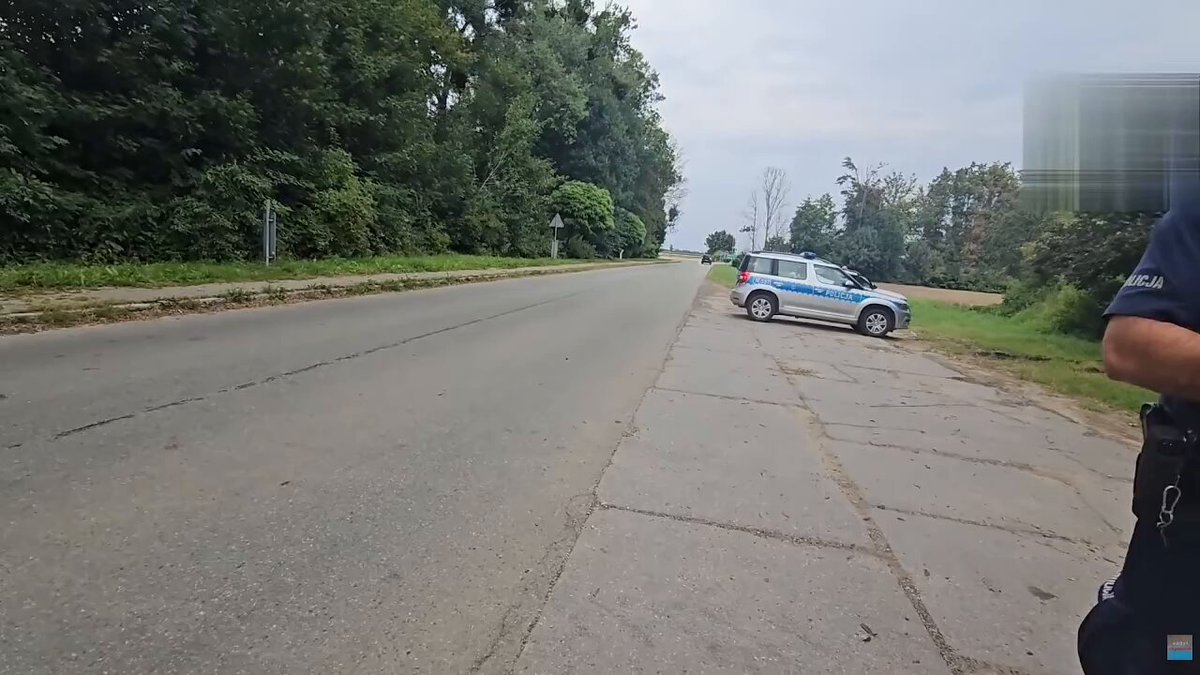 Ah, ale Policjant ustawiony do pionu w kilka minut. Jednak już mu się odechciało legitymować. Nawiasem, miły Policjant, jak łaskawie Pana Policjanta poprosisz to się łaskawie również przedstawi.