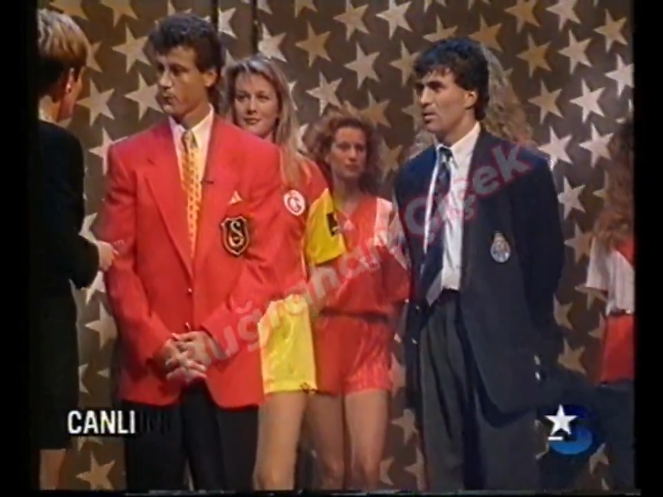 1993 - 1994 sezonu Şampiyonlar Ligi kura çekimi (Star TV) Galatasaray'ın ilk şampiyonlar ligi rakipleri belli oluyor. Galatasaraylı Erdal Keser de kura çekimine katılıyor. Bülend Karpat'ın anlatımı ile 1993 - 1994 sezonu Şampiyonlar Ligi kura çekimi canlı yayını. #ChampionsLeague