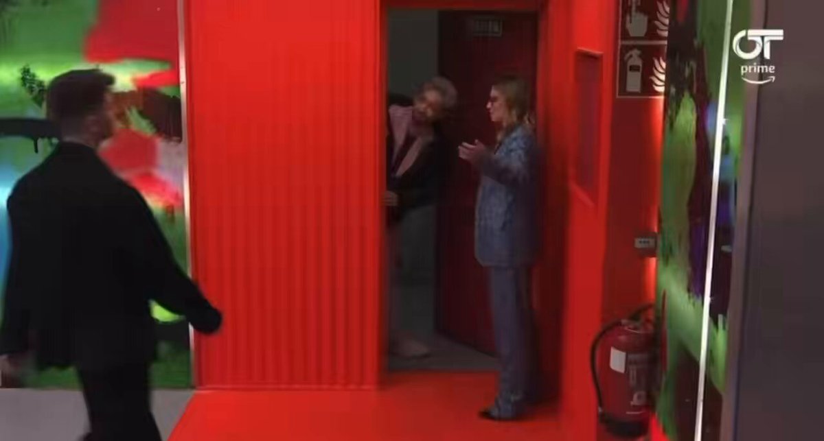 ese “hasta luego mari carmen” de noemí… ella sabía que juanjo cerraba esa academia y no le superaría nadie nunca más
