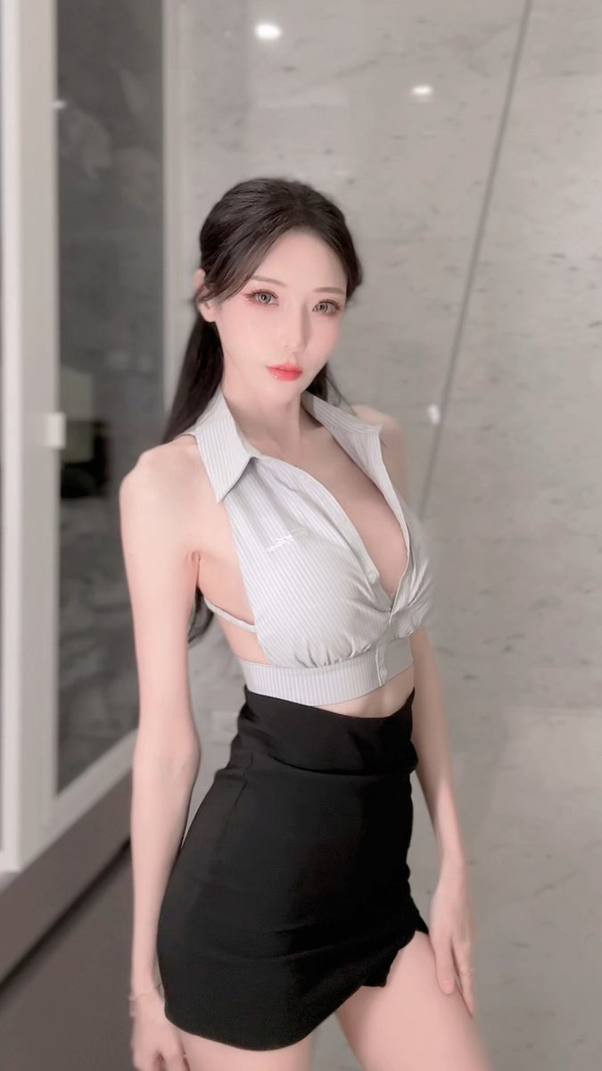 ✨ Spinning into Thursday night! 💖🌸 週四夜晚就是要轉圈撒花，週末近在眼前啦～ #ThursdayVibes #Spin #Mood #TBT