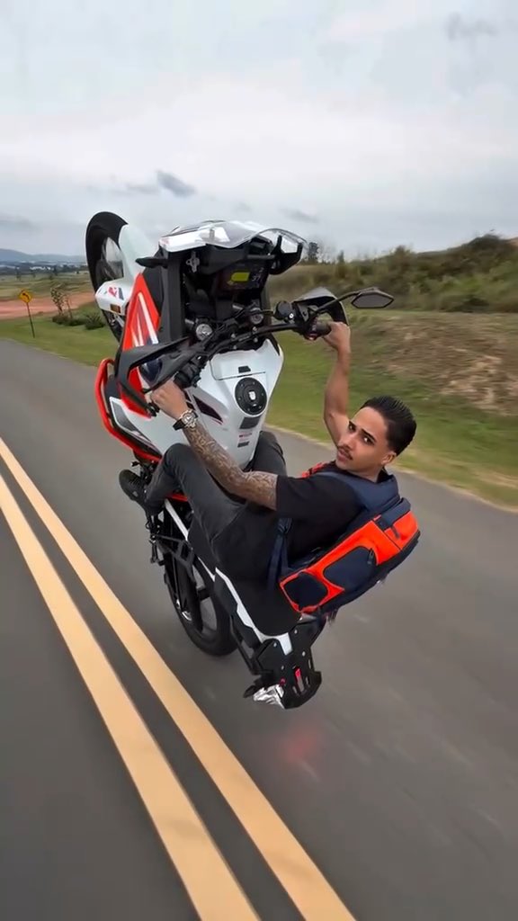 🚨 OLHA O QUE ACONTECEU! 🏍️🔥 Nino Abravanel chamou atenção ao aparecer dando grau e fazendo manobras com sua Africa Twin 2026.