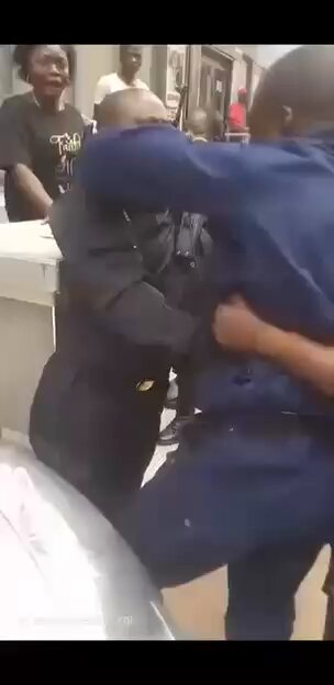 ‼️🚨Les policiers de la circulation routière auraient arrêté le cortège du ministre de droits humains Samuel MBEMBA KABUYA , parce qu'il aurait bâché son numéro de plaque d’immatriculation de son véhicule, ils ont été corrigés par les gardes de ce dernier.