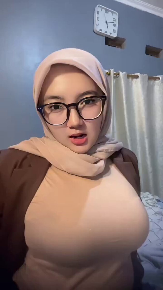 hijab kacamata besar