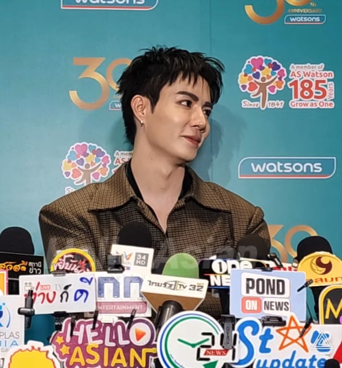 Media asked #ZeePruk what would he give to NuNew for concert. Zee : I would give him #SUPERSUN, Nhu’s concert collection. Media : Omg, you made it new for this concert? Zee : Yes, I do it for NuNew, for NuNew’s concert. ZEENUNEW X WATSONS 30TH #WatsonsxZeeNunew #ZeeNuNew (GUYS!! I TOLD YALL HE DID ITTTT!! Wait for this collection, guys!)