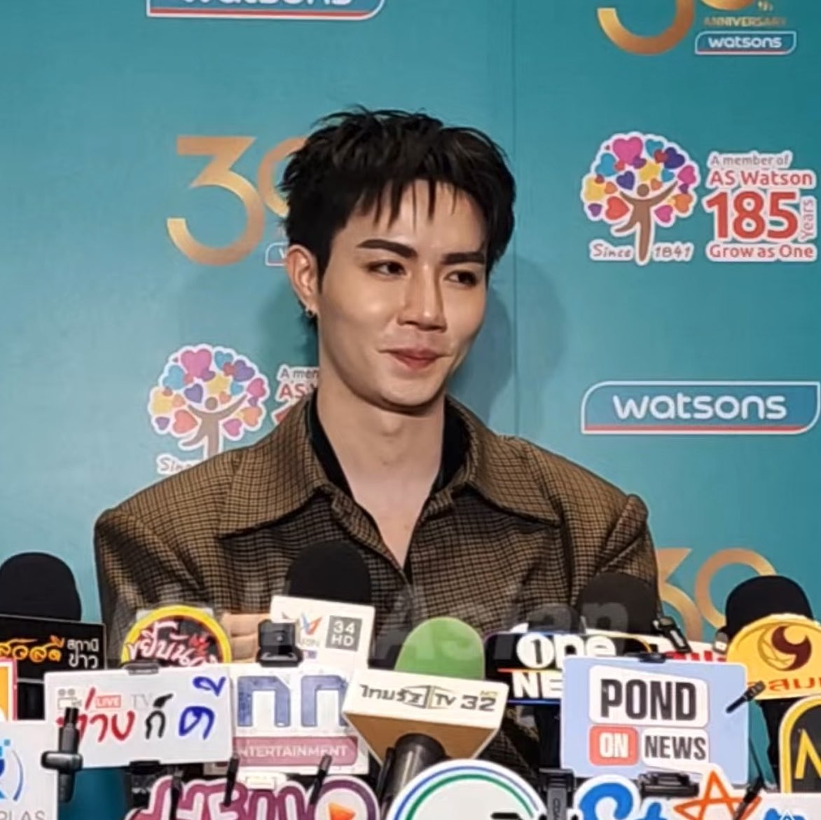 Zee said this collection will have like light colors which is for NuNew too so media asked Zee if he’s going to ask NuNew to wear it. Zee : I’ll aon (cutely ask) him to wear it. I want him to wear it. I would say “Nhu, if you wear my clothes, I would transfer you 100,000 thb right away!” Media : Wow!! ZEENUNEW X WATSONS 30TH #WatsonsxZeeNunew #30thanniversarywatsonsth 😂😂😂😂😂😂 (I think Nunew will def wear it. You’re back at challenging your baby again, Zee ! hahaha)
