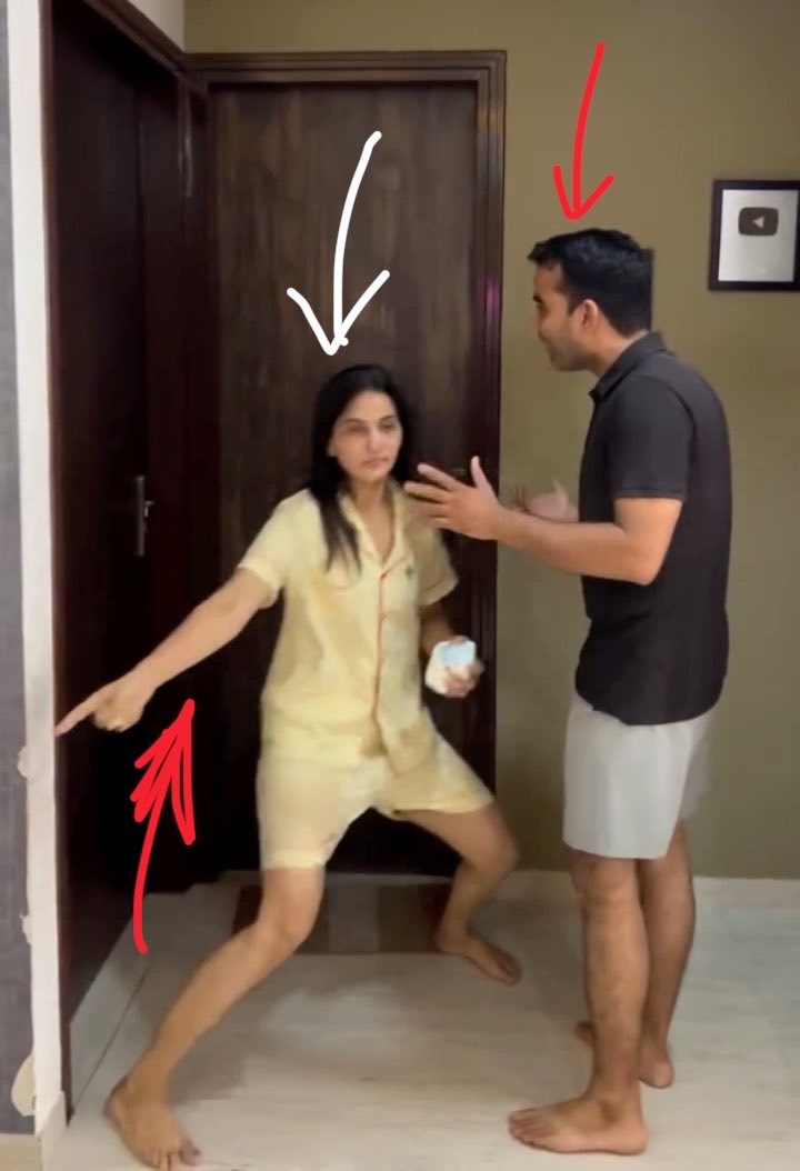 मेरी एक सहेली साक्षी फ्लैट नंबर 208 में अपने सगे भाई के साथ रहती है बहुत दिनों से वो अपने बॉयफ्रेंड राहुल से मिलना चाहती थी जैसे ही साक्षी के भैया बाहर गए तुरंत उसने अपने बॉयफ्रेंड राहुल को फ्लैट पर बुला लिया… जैसे ही उसका बॉयफ्रेंड राहुल फ्लैट पर आया तुरंत 2 मिनट बाद उसका भाई ने घंटी बजा दी जब राहुल ने पूछा कौन आया तो साक्षी बोली भैया आ गए…तो राहुल कहता है फिर तुमने मुझे क्यों बुलाया है… साक्षी ने अपना बॉयफ्रेंड छुपाने का प्रयास करती रही लेकिन बाद में उसके भाई ने…