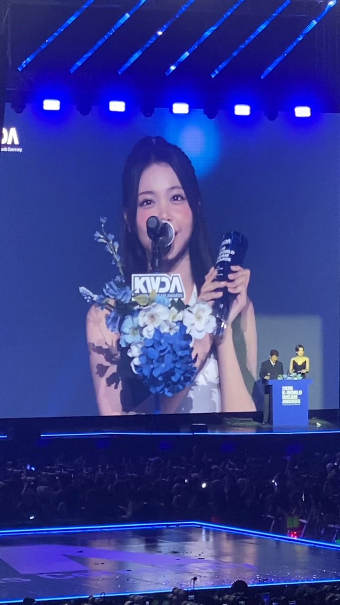Selamat Carmen H2H atas “Solo Popularity Award”. Katanya tahun tahun sebelumnya yang menang IU, Jang Wonyoung, dll. Pertama kali istri nonton award secara langsung, pas Carmen menang!🥹 Ga nyangka. Gini ya rasanya denger langsung idol ngasi sambutan pas menang dalam Bahasa Indonesia..😁