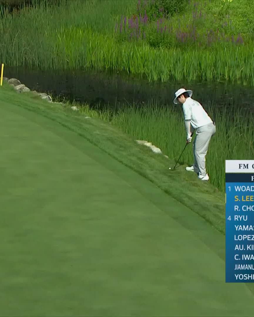 Somi Lee chips in on the Par 3-7th to take the solo lead! 🏌️♀️