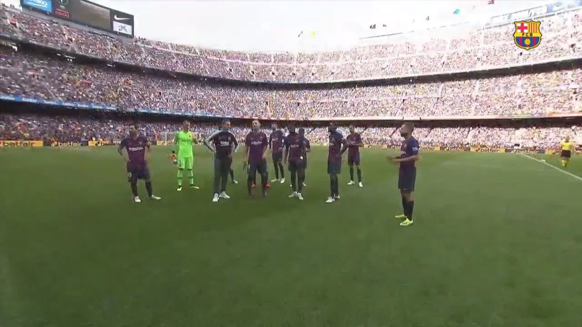 Aquí tienen al Barsa homenajeando a sus campeones del mundo. No eran españoles, claro... 👇