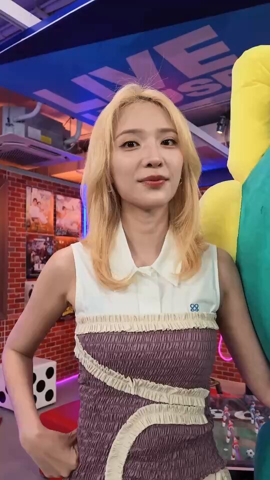 #GMMTVLiveHouse วันนี้ พวกเรา “แจน PERMPOON ซิง ชิม่อน” พร้อมคุยกับทุกคนแล้ว ทุกคนพร้อมหรือยังงงง มาเจอกันเยอะๆ นะค้าบบบบ 🎾💙 GMMTV Live House ทุกวันอังคาร และ พฤหัสบดี เวลา 21:30 น. ทาง YouTube และ TikTok : GMMTV #GMMTV JH PERMPOON Ssing Cheewagaroon ชิม่อนไงจะใครหล่ะ🙈