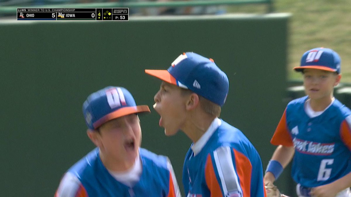Double play to end the inning 🔥 Showing off the skills at SS 💪